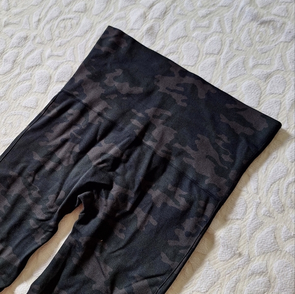 Spanx Camo Cropped Leggings Medium M - Picture 4 of 8